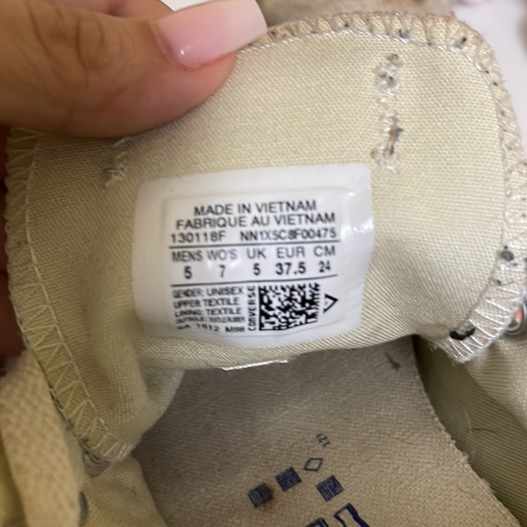 Low top Converse shoes. Worn handful of times. Size 7 - Picture 2 of 2